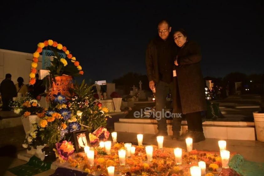 Unas 15 mil personas visitan el panteón Guadalupe de Monclova en la noche