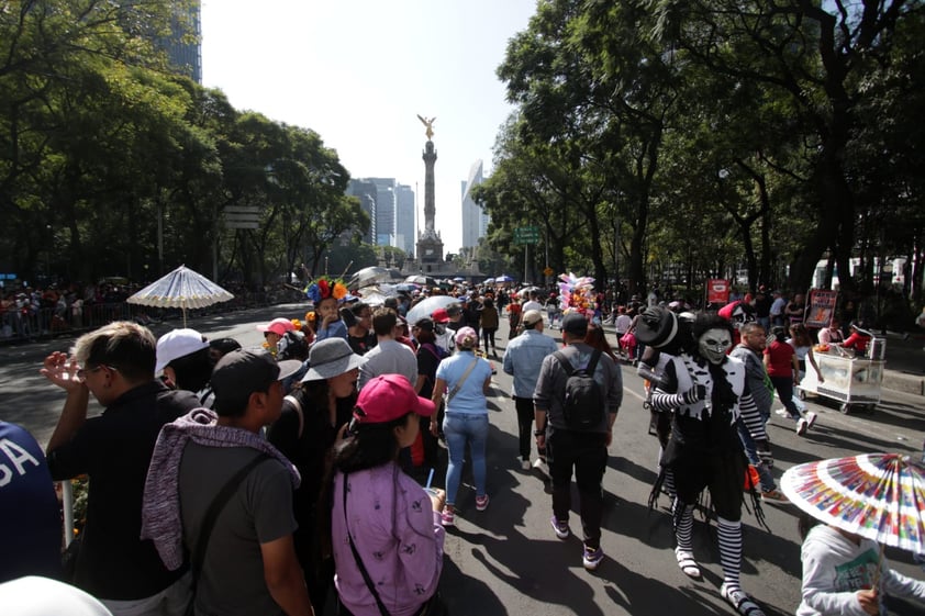 EUM20231104SOC14.JPG 
CIUDAD DE MÉXICO. City/CDMX-Desfile.- 4 de noviembre de 2023. Aspectos de las personas que se congregan sobre Paseo de la Reforma para ver el paso del Gran Desfile de Día de Muertos en la Ciudad de México. Foto: Agencia EL UNIVERSAL/Carlos Mejía/EELG