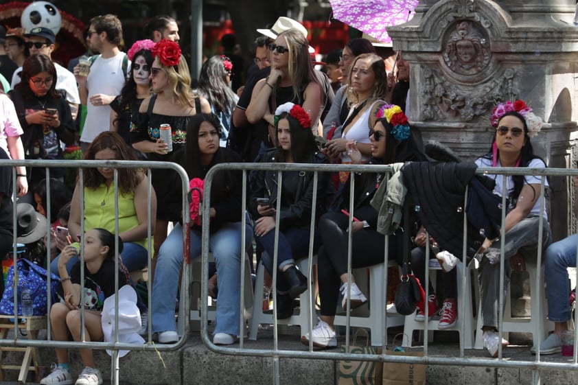 EUM20231104SOC15.JPG 
CIUDAD DE MÉXICO. City/CDMX-Desfile.- 4 de noviembre de 2023. Aspectos de las personas que se congregan sobre Paseo de la Reforma para ver el paso del Gran Desfile de Día de Muertos en la Ciudad de México. Foto: Agencia EL UNIVERSAL/Carlos Mejía/EELG