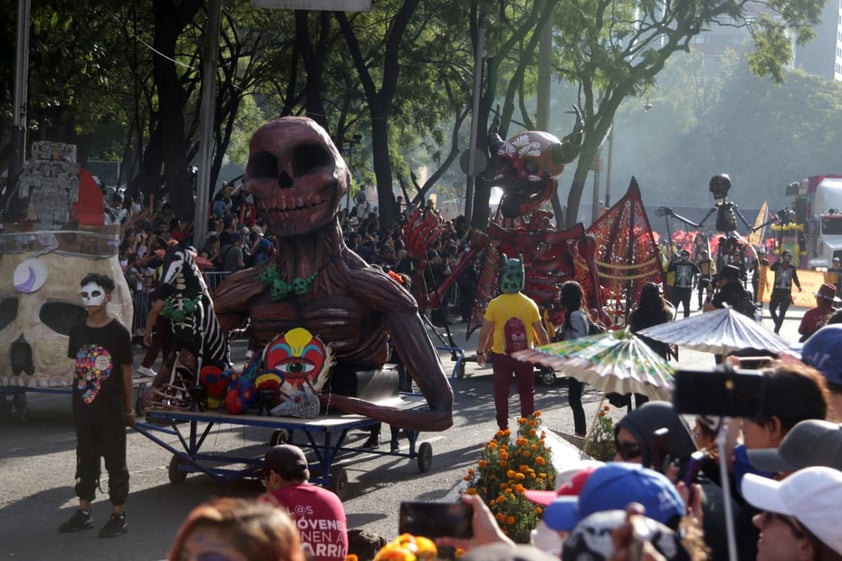 EUM20231104SOC24.JPG 
CIUDAD DE MÉXICO. City/CDMX-Desfile.- 4 de noviembre de 2023. Aspectos del Gran Desfile de Día de Muertos que avanza sobre Paseo de la Reforma rumbo al Zócalo de la Ciudad de México. Foto: Agencia EL UNIVERSAL/Carlos Mejía/EELG