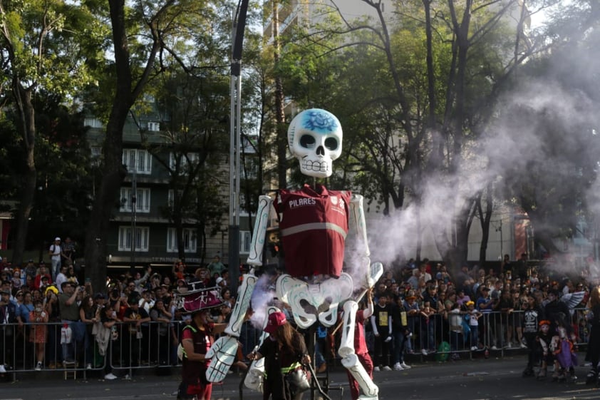 EUM20231104SOC20.JPG 
CIUDAD DE MÉXICO. City/CDMX-Desfile.- 4 de noviembre de 2023. Aspectos del Gran Desfile de Día de Muertos que avanza sobre Paseo de la Reforma rumbo al Zócalo de la Ciudad de México. Foto: Agencia EL UNIVERSAL/Carlos Mejía/EELG