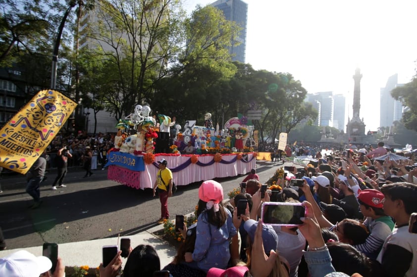 EUM20231104SOC22.JPG 
CIUDAD DE MÉXICO. City/CDMX-Desfile.- 4 de noviembre de 2023. Aspectos del Gran Desfile de Día de Muertos que avanza sobre Paseo de la Reforma rumbo al Zócalo de la Ciudad de México. Foto: Agencia EL UNIVERSAL/Carlos Mejía/EELG