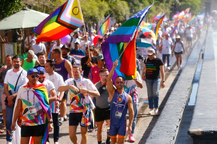 Decenas de deportistas caminan en calles de Guadalajara para dar comienzo a los Gay Games 2023