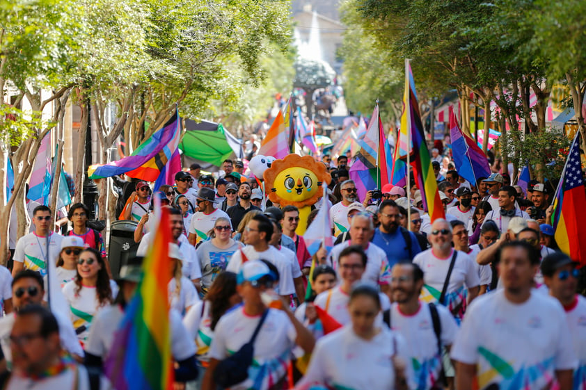 Decenas de deportistas caminan en calles de Guadalajara para dar comienzo a los Gay Games 2023