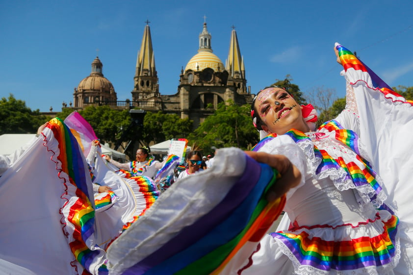 Decenas de deportistas caminan en calles de Guadalajara para dar comienzo a los Gay Games 2023