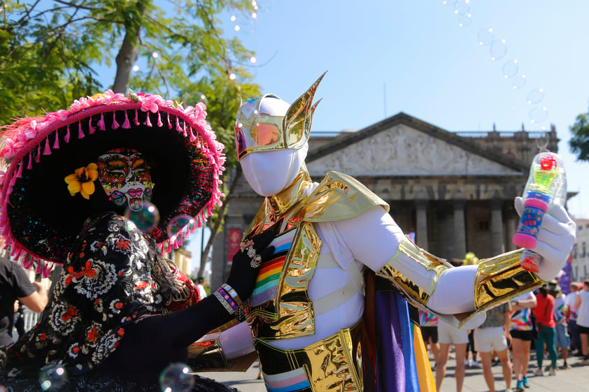 Decenas de deportistas caminan en calles de Guadalajara para dar comienzo a los Gay Games 2023