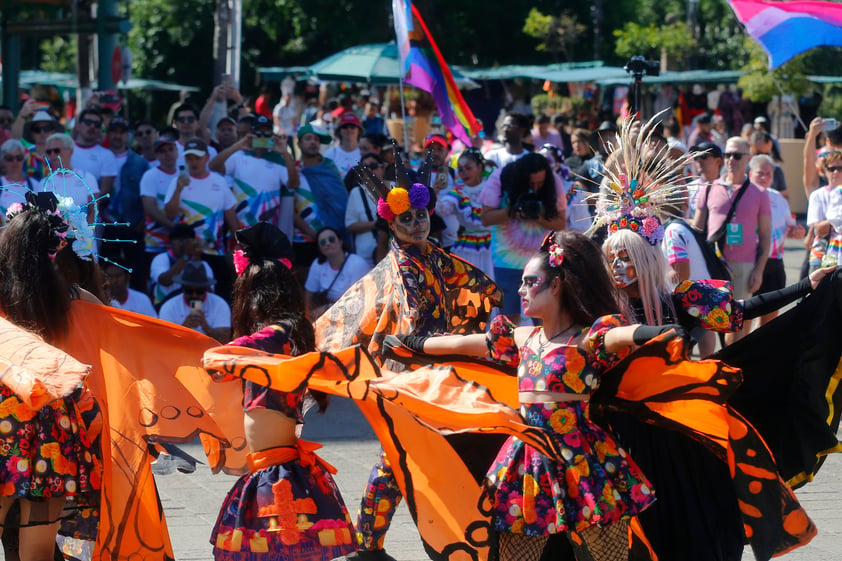 Decenas de deportistas caminan en calles de Guadalajara para dar comienzo a los Gay Games 2023