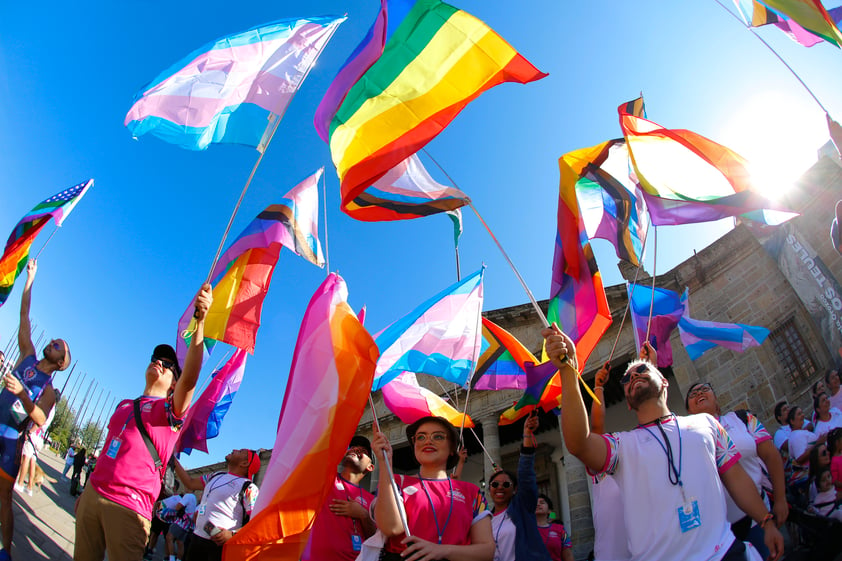 Decenas de deportistas caminan en calles de Guadalajara para dar comienzo a los Gay Games 2023