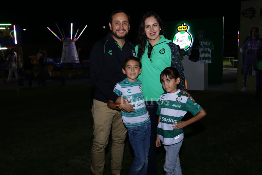 -Gerardo García, Manyra Hernández, Leonardo y Valeria García.