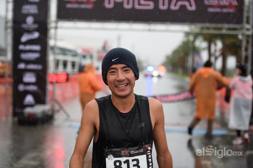 Con mucha lluvia se celebran el Medio Maratón 21 K Grupo Artec