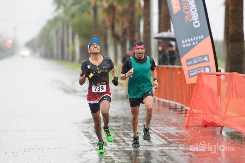 Con mucha lluvia se celebran el Medio Maratón 21 K Grupo Artec