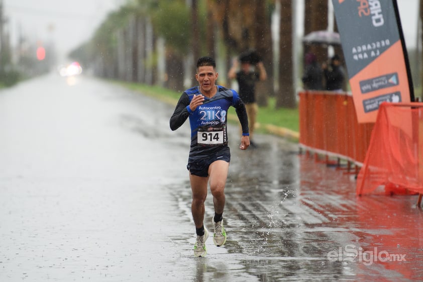 Con mucha lluvia se celebran el Medio Maratón 21 K Grupo Artec