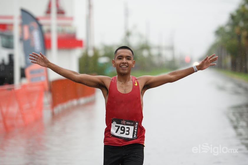 Con mucha lluvia se celebran el Medio Maratón 21 K Grupo Artec