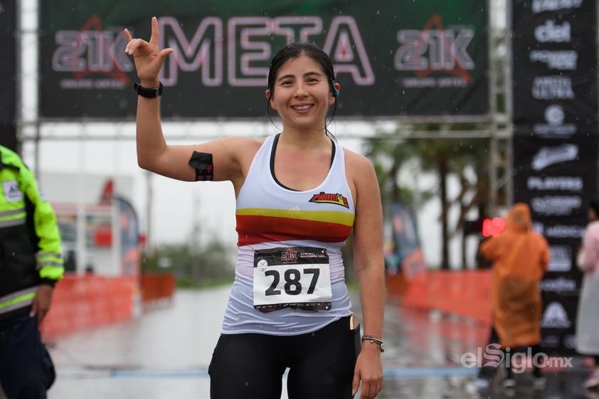 Con mucha lluvia se celebran el Medio Maratón 21 K Grupo Artec