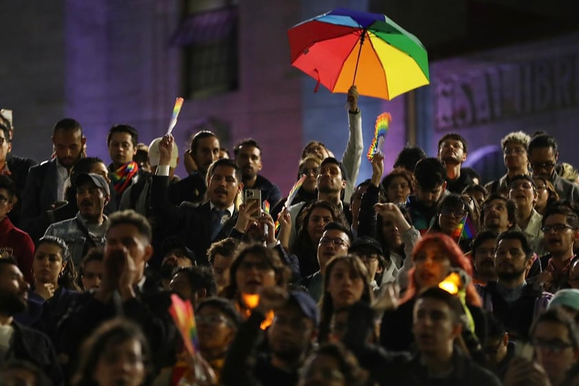 EUM20231113SOC40.JPG 
CIUDAD DE MÉXICO. Homenage/Homenaje-Magistrade.- 13 de noviembre de 2023. Una multitud se ha reunido a los pies de la Estela de Luz para homenajear al magistrade Ociel Baena, quien fue encontrado muerto en su casa de Aguascalientes junto con su pareja. Foto: Agencia EL UNIVERSAL/Berenice Fregoso/EELG