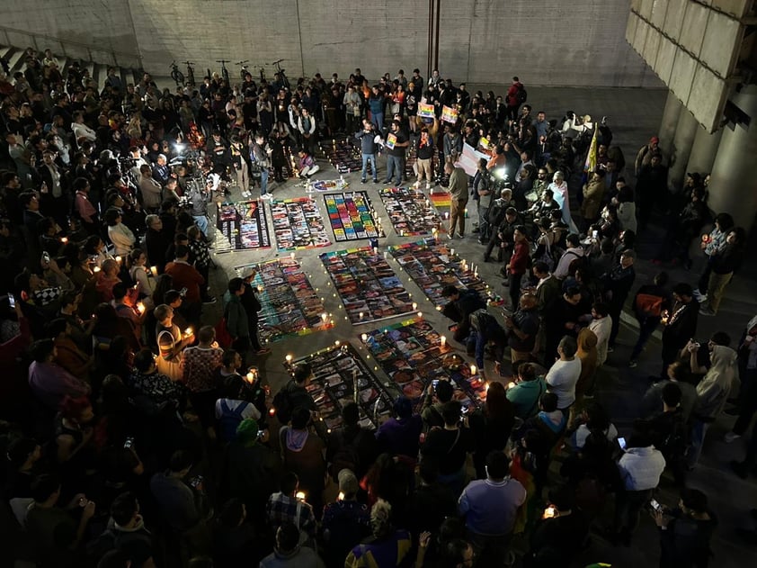 EUM20231113SOC38.JPG 
CIUDAD DE MÉXICO. Homenage/Homenaje-Magistrade.- 13 de noviembre de 2023. Una multitud se ha reunido a los pies de la Estela de Luz para homenajear al magistrade Ociel Baena, quien fue encontrado muerto en su casa junto con su pareja. Foto: Agencia EL UNIVERSAL/Berenice Fregoso/EELG