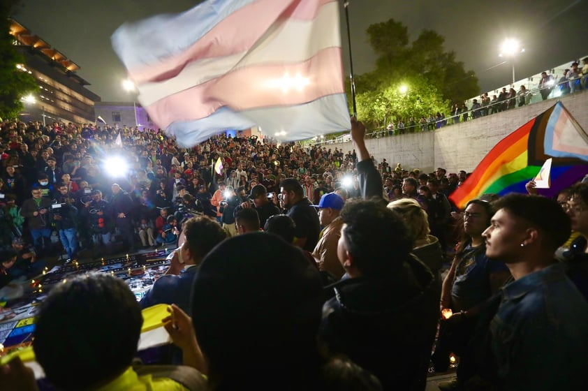 EUM20231113SOC39.JPG 
CIUDAD DE MÉXICO. Homenage/Homenaje-Magistrade.- 13 de noviembre de 2023. Una multitud se ha reunido a los pies de la Estela de Luz para homenajear al magistrade Ociel Baena, quien fue encontrado muerto en su casa de Aguascalientes junto con su pareja. Foto: Agencia EL UNIVERSAL/Berenice Fregoso/EELG