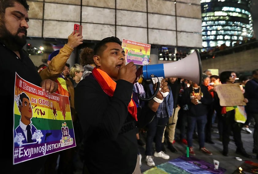 EUM20231113SOC42.JPG 
CIUDAD DE MÉXICO. Homenage/Homenaje-Magistrade.- 13 de noviembre de 2023. Una multitud se ha reunido a los pies de la Estela de Luz para homenajear al magistrade Ociel Baena, quien fue encontrado muerto en su casa de Aguascalientes junto con su pareja. Foto: Agencia EL UNIVERSAL/Berenice Fregoso/EELG