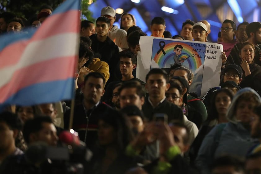 EUM20231113SOC41.JPG 
CIUDAD DE MÉXICO. Homenage/Homenaje-Magistrade.- 13 de noviembre de 2023. Una multitud se ha reunido a los pies de la Estela de Luz para homenajear al magistrade Ociel Baena, quien fue encontrado muerto en su casa de Aguascalientes junto con su pareja. Foto: Agencia EL UNIVERSAL/Berenice Fregoso/EELG