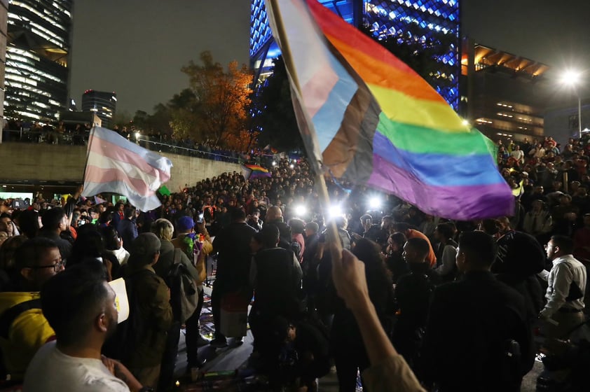 EUM20231113SOC45.JPG 
CIUDAD DE MÉXICO. Homenage/Homenaje-Magistrade.- 13 de noviembre de 2023. Una multitud se ha reunido a los pies de la Estela de Luz para homenajear al magistrade Ociel Baena, quien fue encontrado muerto en su casa de Aguascalientes junto con su pareja. Foto: Agencia EL UNIVERSAL/Berenice Fregoso/EELG