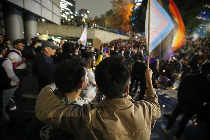 EUM20231113SOC46.JPG 
CIUDAD DE MÉXICO. Homenage/Homenaje-Magistrade.- 13 de noviembre de 2023. Una multitud se ha reunido a los pies de la Estela de Luz para homenajear al magistrade Ociel Baena, quien fue encontrado muerto en su casa de Aguascalientes junto con su pareja. Foto: Agencia EL UNIVERSAL/Berenice Fregoso/EELG