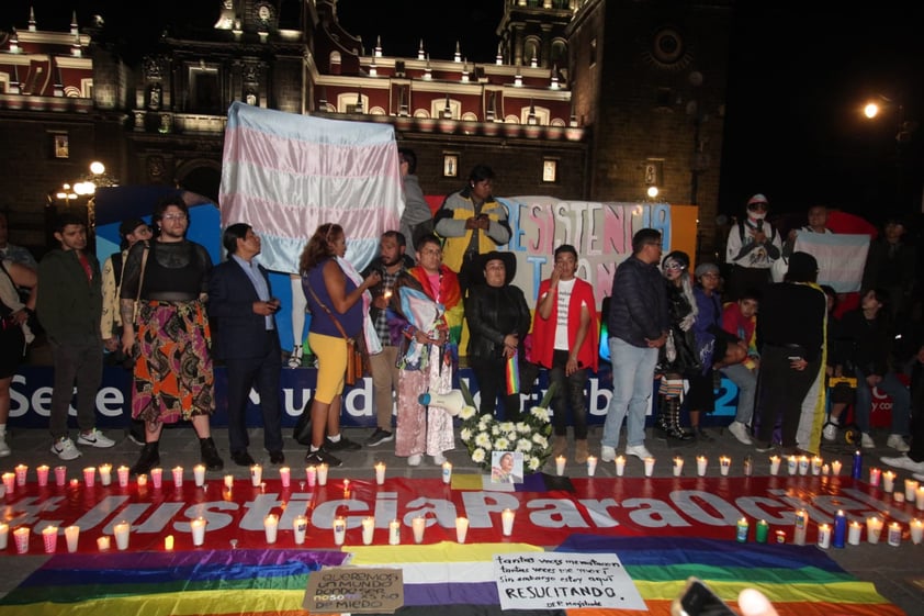 EUM20231113SOC54.JPG 
PUEBLA, Pue. Homenage/Homenaje-Magistrade.- 13 de noviembre de 2023. Un grupo de personas se manifiesta en la capital de Puebla por la muerte del magistrade Ociel Baena. Foto: Agencia EL UNIVERSAL/Omar Contreras/EELG