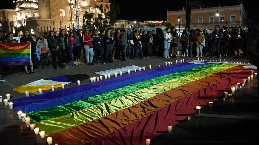 EUM20231113SOC57.JPG 
AGUASCALIENTES, Ags. Homenage/Homenaje-Magistrade.- 13 de noviembre de 2023. Cientos de personas salieron anoche en las principales ciudades del país para recordar a le magistrade Jesús Ociel Baena y exigir que se esclarezca su muerte. Foto: Agencia EL UNIVERSAL/ Diana Valdez/EELG