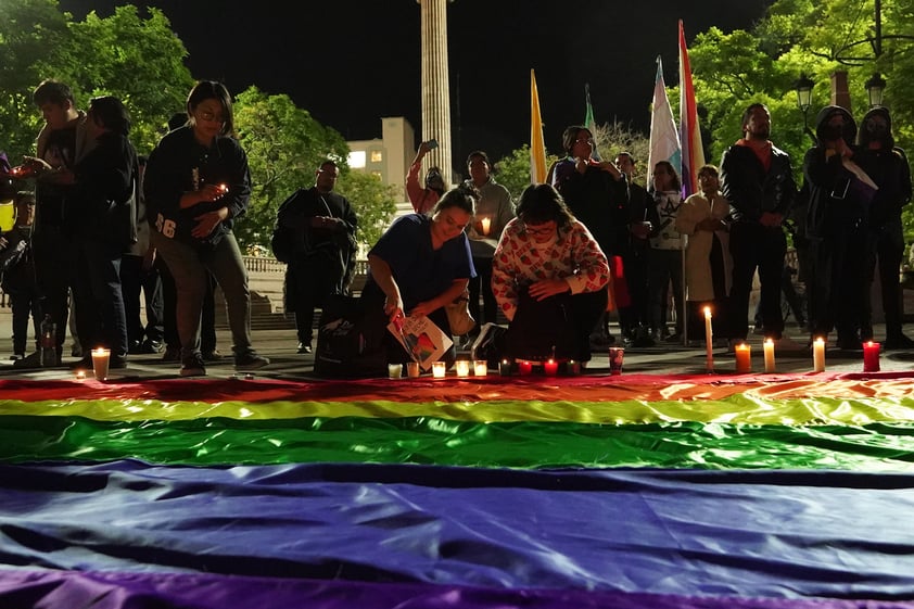 EUM20231113SOC58.JPG 
AGUASCALIENTES, Ags. Homenage/Homenaje-Magistrade.- 13 de noviembre de 2023. Cientos de personas salieron anoche en las principales ciudades del país para recordar a le magistrade Jesús Ociel Baena y exigir que se esclarezca su muerte. Foto: Agencia EL UNIVERSAL/ Diana Valdez/EELG