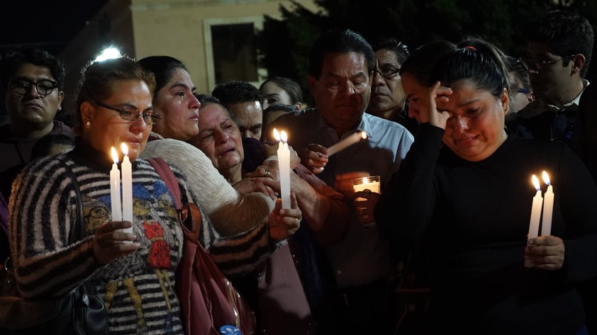 EUM20231113SOC60.JPG 
AGUASCALIENTES, Ags. Homenage/Homenaje-Magistrade.- 13 de noviembre de 2023. Cientos de personas salieron anoche en las principales ciudades del país para recordar a le magistrade Jesús Ociel Baena y exigir que se esclarezca su muerte. Foto: Agencia EL UNIVERSAL/ Diana Valdez/EELG