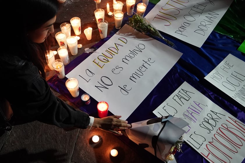 EUM20231113SOC61.JPG 
AGUASCALIENTES, Ags. Homenage/Homenaje-Magistrade.- 13 de noviembre de 2023. Cientos de personas salieron anoche en las principales ciudades del país para recordar a le magistrade Jesús Ociel Baena y exigir que se esclarezca su muerte. Foto: Agencia EL UNIVERSAL/ Diana Valdez/EELG