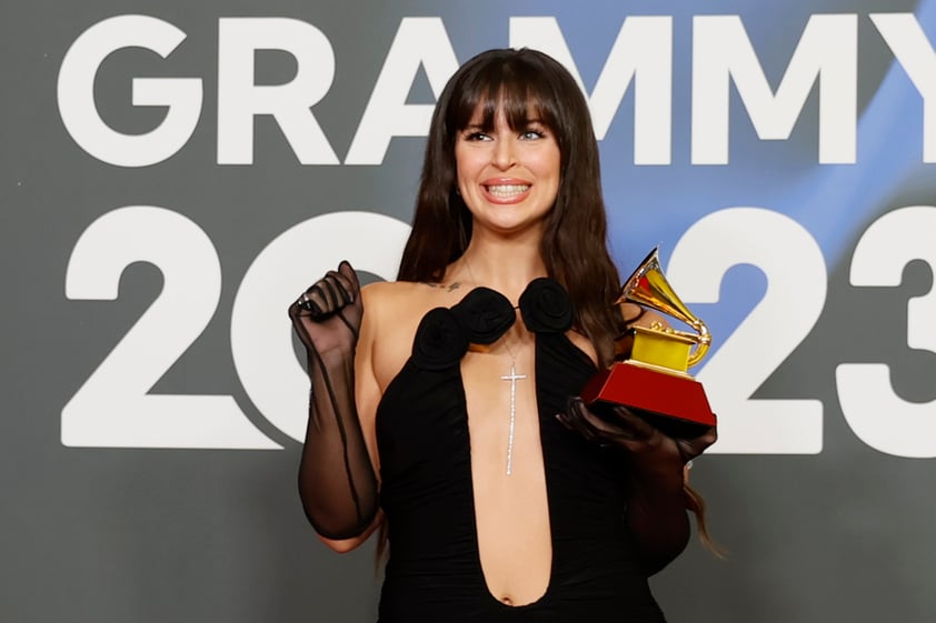 SEVILLA, 16/11/2023.- La cantante argentina Nathy Peluso con el Grammy a Mejor video musical versión corta por el videoclip de “Estás buenísimo”, durante la gala anual de los Latin Grammy que se celebra este jueves en Sevilla. EFE/José Manuel Vidal