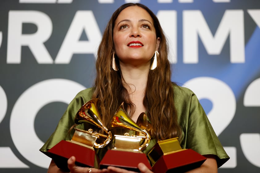 Latin Grammy coronan a Lafourcade, Shakira, Karol G, Bizarrap y Barrera