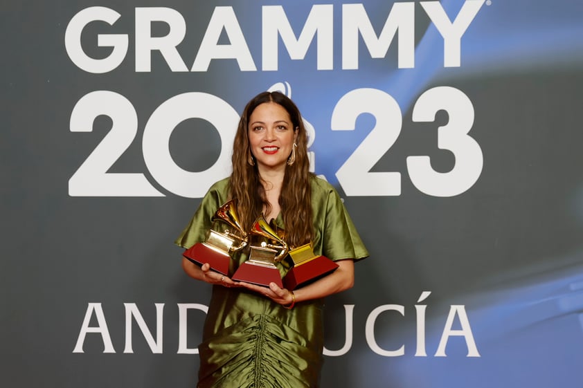 SEVILLA, 16/11/2023.- La cantante mexicana Natalia Lafourcade posa con los Grammy Latinos al ‘Mejor Álbum Cantautor’, ‘Mejor Canción Cantautor’ y 'Mejor Grabación del Año', todos por su producción 'De todas las flores', en la gala anual de los Latin Grammy, este jueves en Sevilla. EFE/José Manuel Vidal