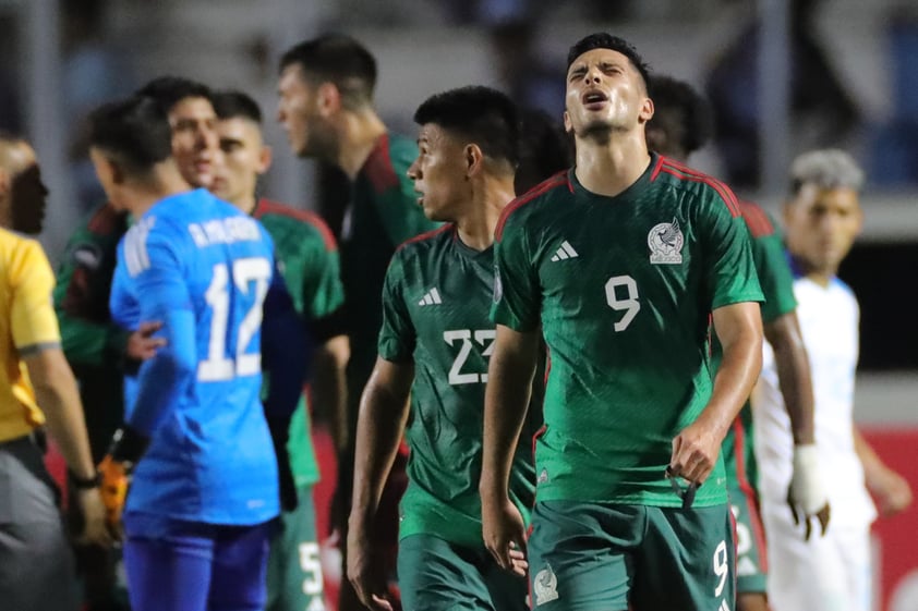 AMDEP3359. TEGUCIGALPA (HONDURAS), 17/11/2023.- Raúl Jiménez de México se lamenta al final de un partido de la Liga de Naciones de la Concacaf entre Honduras y México hoy, en el estadio Chelato Uclés enTegucigalpa (Honduras). EFE/ Gustavo Amador