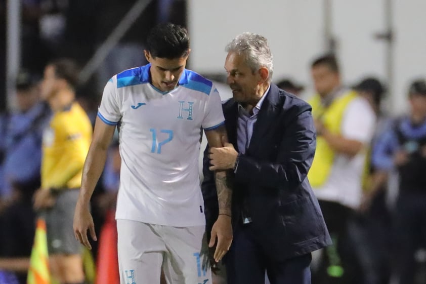 AMDEP3364. TEGUCIGALPA (HONDURAS), 17/11/2023.- Luis Palma (d) de Honduras recibe indicaciones del seleccionador Reinaldo Rueda hoy, en un partido de la Liga de Naciones de la Concacaf entre Honduras y México hoy, en el estadio Chelato Uclés en Tegucigalpa (Honduras). EFE/ Gustavo Amador