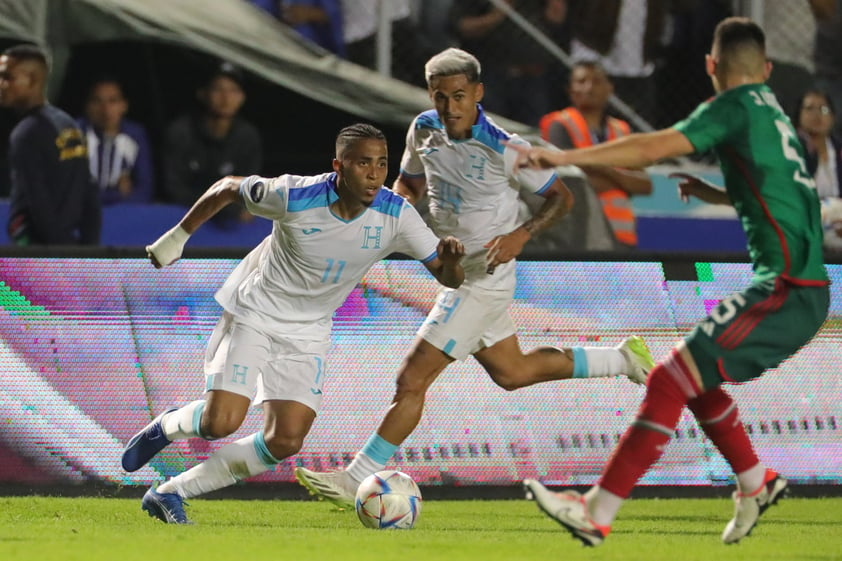 AMDEP3362. TEGUCIGALPA (HONDURAS), 17/11/2023.- Rigoberto Rivas (i) de Honduras disputa el balón con Johan Vásquez de México hoy, en un partido de la Liga de Naciones de la Concacaf entre Honduras y México hoy, en el estadio Chelato Uclés en Tegucigalpa (Honduras). EFE/ Gustavo Amador