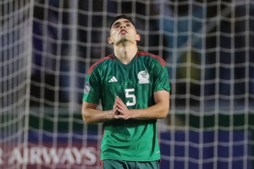 AMDEP3359. TEGUCIGALPA (HONDURAS), 17/11/2023.- Johan Vásquez de México se lamenta al final de un partido de la Liga de Naciones de la Concacaf entre Honduras y México hoy, en el estadio Chelato Uclés en Tegucigalpa (Honduras). EFE/ Gustavo Amador