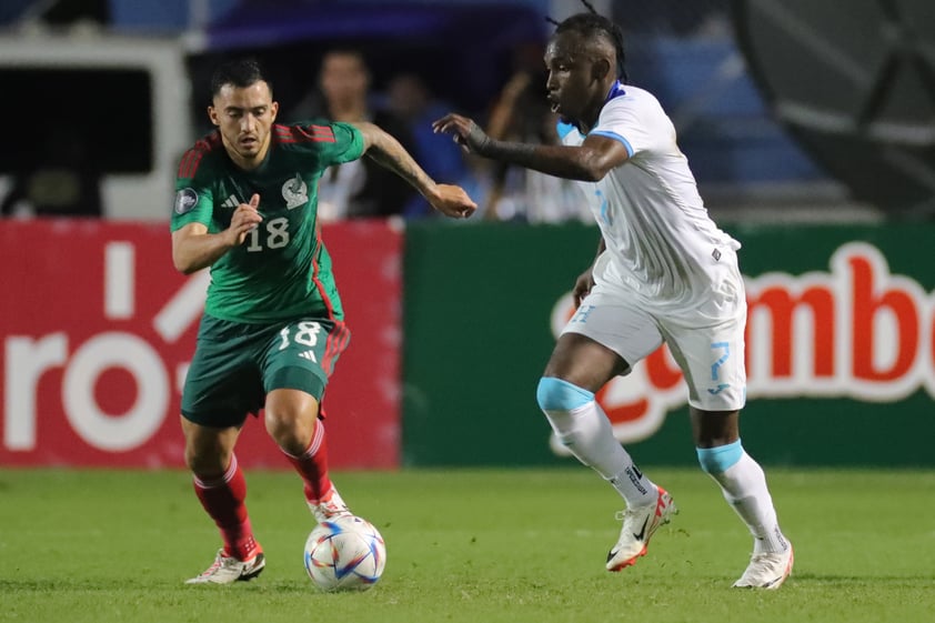 AMDEP3359. TEGUCIGALPA (HONDURAS), 17/11/2023.- Alberth Elis (d) de Honduras disputa el balón con Luis Chávez de México hoy, en un partido de la Liga de Naciones de la Concacaf entre Honduras y México hoy, en el estadio Chelato Uclés en Tegucigalpa (Honduras). EFE/ Gustavo Amador