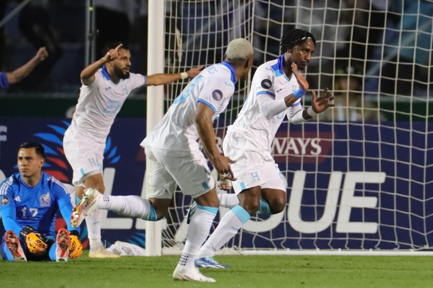 AMDEP3359. TEGUCIGALPA (HONDURAS), 17/11/2023.- Bryan Rochez (d) de Honduras celebra su gol hoy, en un partido de la Liga de Naciones de la Concacaf entre Honduras y México hoy, en el estadio Chelato Uclés en Tegucigalpa (Honduras). EFE/ Gustavo Amador