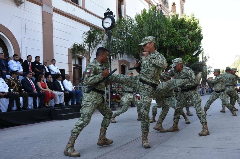 Cientos de personas acuden al desfile de la Revolución Mexicana en Lerdo