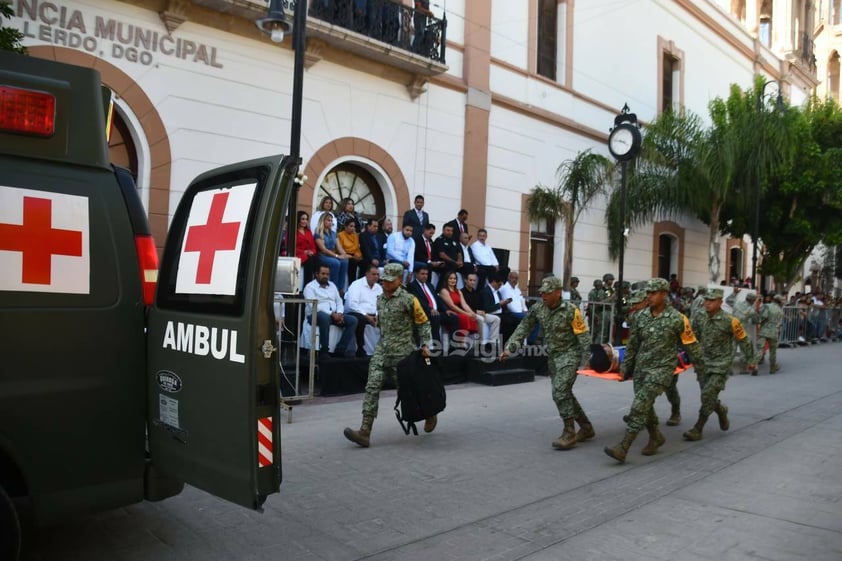 Cientos de personas acuden al desfile de la Revolución Mexicana en Lerdo