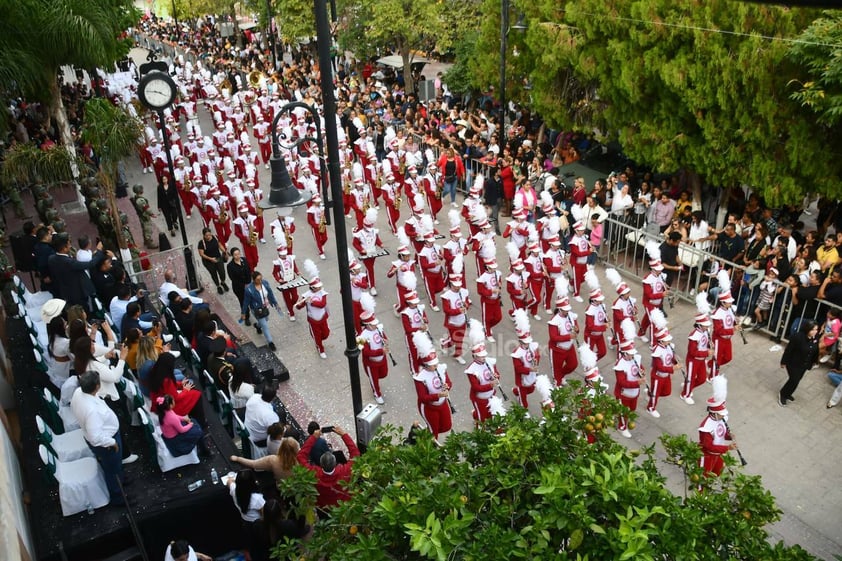 Cientos de personas acuden al desfile de la Revolución Mexicana en Lerdo