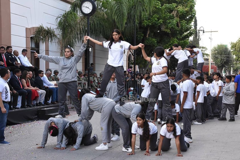 Cientos de personas acuden al desfile de la Revolución Mexicana en Lerdo