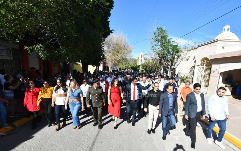 Cientos de personas acuden al desfile de la Revolución Mexicana en Lerdo