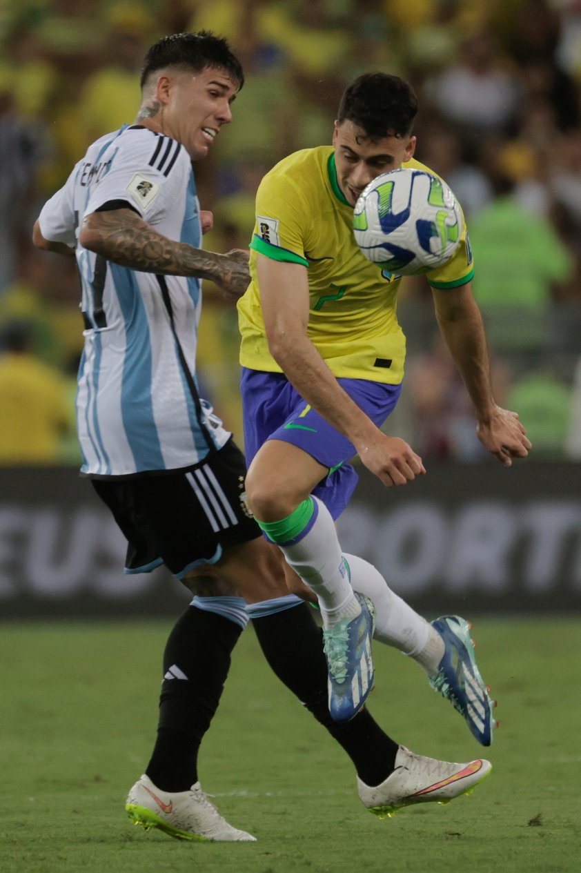 EVE5193. RÍO DE JANEIRO (BRASIL), 21/11/2023.- Gabriel Martinelli (d) de Brasil disputa el balón con Enzo Fernández de Argentina hoy, en un partido de las eliminatorias para la Copa Mundo de Fútbol de 2026 entre Brasil y Argentina en el estadio Maracaná en Río de Janeiro (Brasil). EFE/ Antonio Lacerda