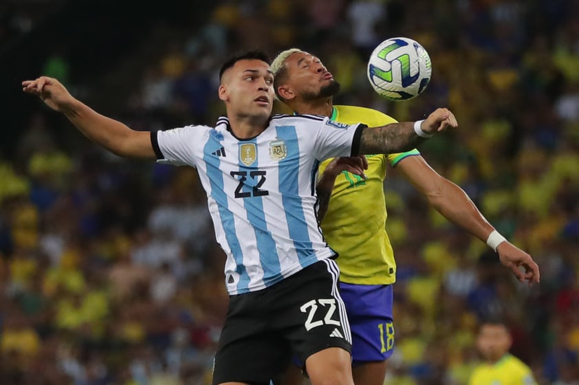 AMDEP3650. RÍO DE JANEIRO (BRASIL), 21/11/2023.- Joelinton (d) de Brasil disputa el balón con Lautaro Martínez de Argentina hoy, en un partido de las eliminatorias para la Copa Mundo de Fútbol de 2026 entre Brasil y Argentina en el estadio Maracaná en Río de Janeiro (Brasil). EFE/ Andre Coelho