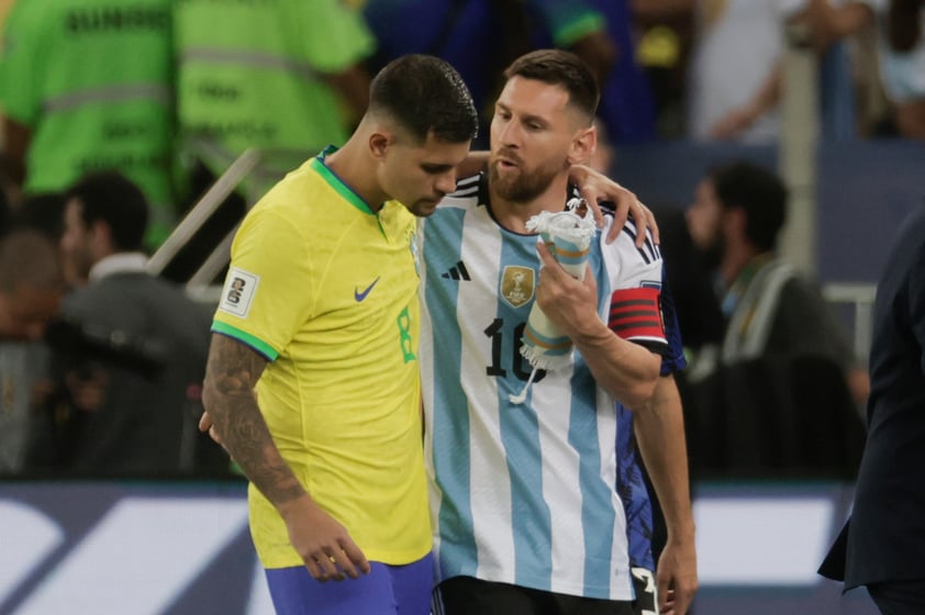 EVE5183. RÍO DE JANEIRO (BRASIL), 21/11/2023.- Lionel Messi (d) Argentina habla con Bruno Guimaraes debido a disturbios entre hinchas hoy, en un partido de las eliminatorias para la Copa Mundo de Fútbol de 2026 entre Brasil y Argentina en el estadio Maracaná en Río de Janeiro (Brasil). EFE/ Antonio Lacerda