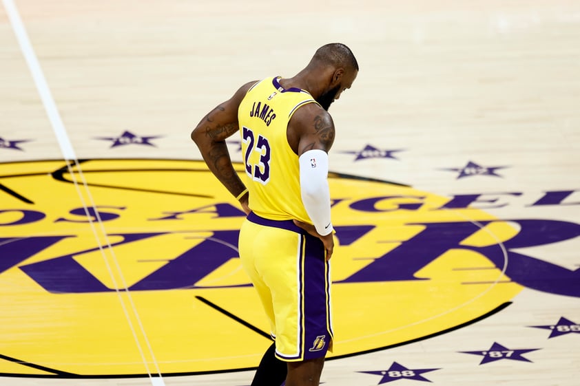 LeBron James llega a 39 mil puntos; Lakers vencen a Mavericks y siguen invictos