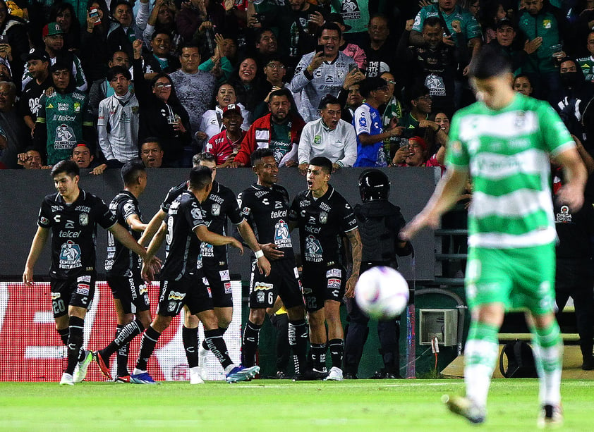 MEX2907. LEÓN (MÉXICO), 26/11/2023.- Jugadores del León celebran un gol anotado al Santos, durante un partido del Play In AB del Torneo Apertura 2023 de la Liga MX disputado en el Estadio León, en León (México). EFE/Luis Ramírez