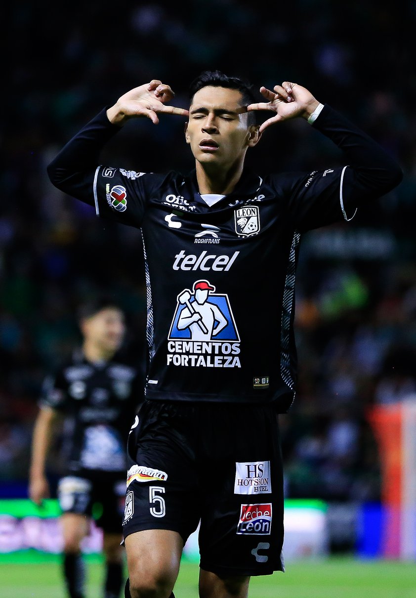 MEX2907. LEÓN (MÉXICO), 26/11/2023.- Fidel Ambriz del León celebra un gol anotado al Santos, durante un partido del Play In AB del Torneo Apertura 2023 de la Liga MX disputado en el Estadio León, en León (México). EFE/Luis Ramírez